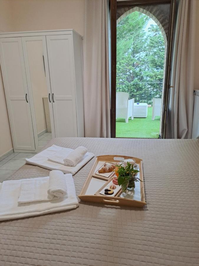 Hotel Lo Smeraldo Roccavivara エクステリア 写真